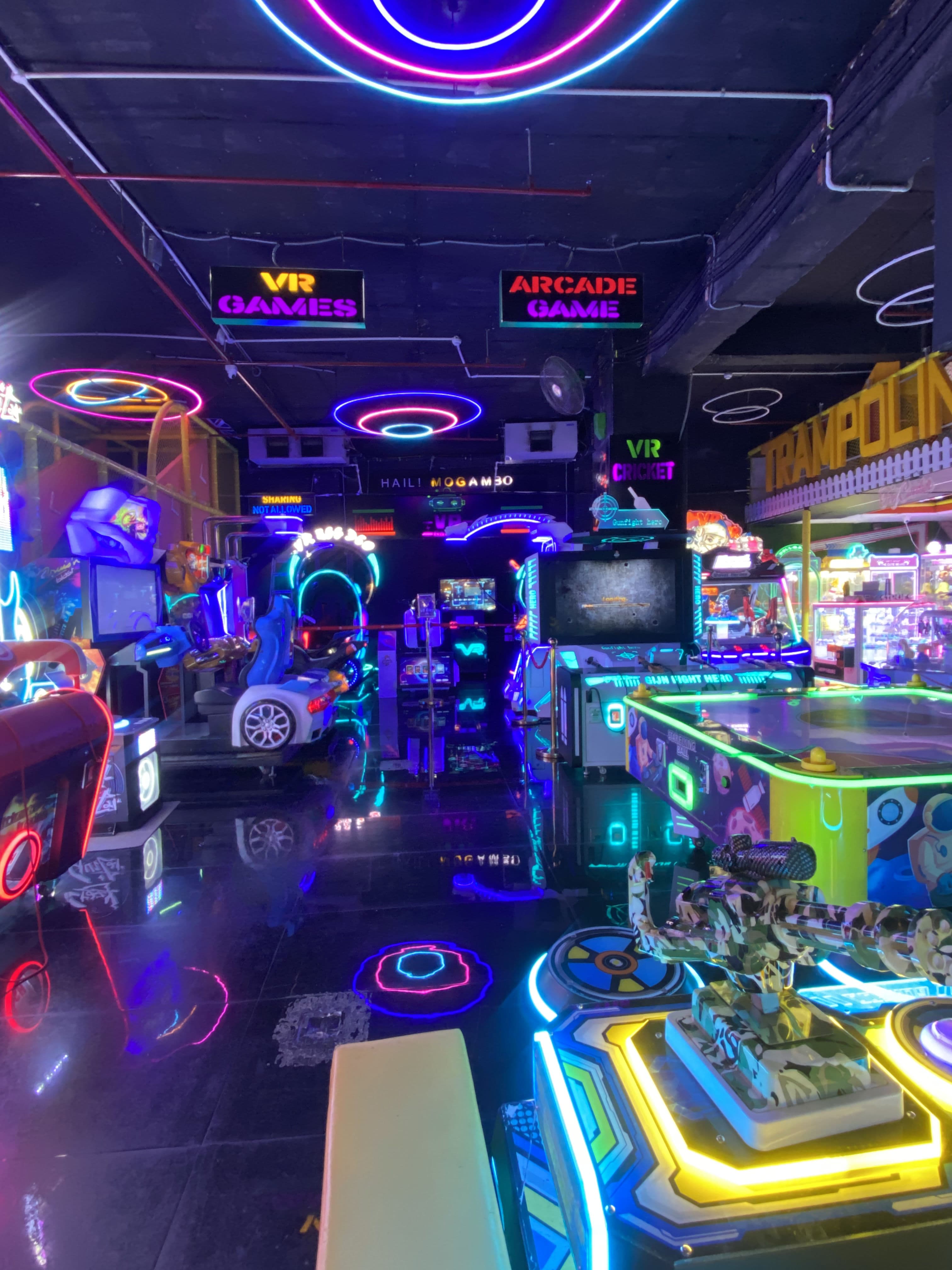 Wide arcade floor